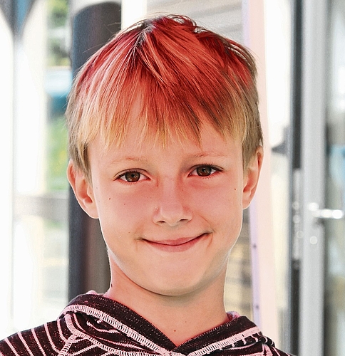 Philippe, 8: «Schlüsselanhänger will ich keinen basteln. Ich versuche, einen Loop (Armbändeli) zu machen. Aber ich habe die falschen Gümmeli genommen, leider. Jetzt muss ich nochmal neu anfangen. Hier ist es cool. Später esse ich noch einen Hotdog.»