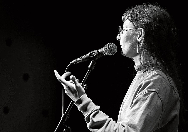 Die Spoken-Word-Künstlerin Sarah Altenaichinger aus Basel ist im November mit ihrem ersten Soloprogramm «Stich» zu Gast bei «Endlich Mittwoch!».Bild: Petra Weixelbraun