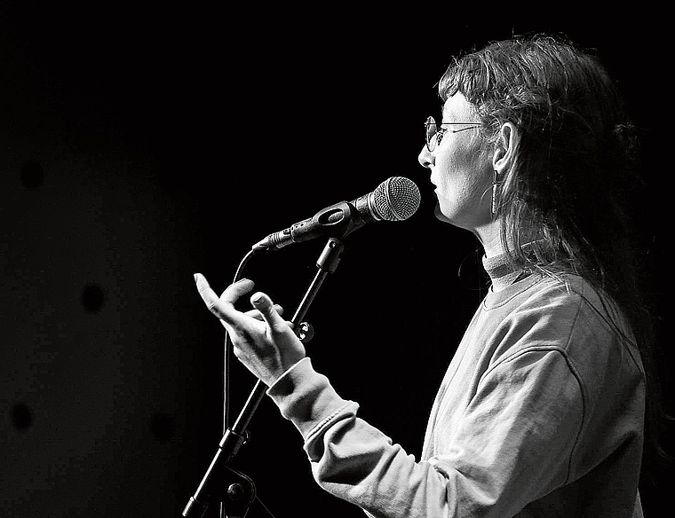 Die Spoken-Word-Künstlerin Sarah Altenaichinger aus Basel ist im November mit ihrem ersten Soloprogramm «Stich» zu Gast bei «Endlich Mittwoch!».Bild: Petra Weixelbraun