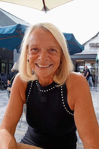 Claudia Winkler, Hottwil: «Ich unterstütze das Tegerfelder Gewerbe gern und habe beim Neubau mitgeholfen. Der Neubau ist eine Bereicherung für das Dorf und das Surbtal. Ich gratuliere den Baumgartners und wünsche ihnen viel Erfolg!» Claudia Winkler, Hottwil: «Ich unterstütze das Tegerfelder Gewerbe gern und habe beim Neubau mitgeholfen. Der Neubau ist eine Bereicherung für das Dorf und das Surbtal. Ich gratuliere den Baumgartners und wünsche ihnen viel Erfolg!»
