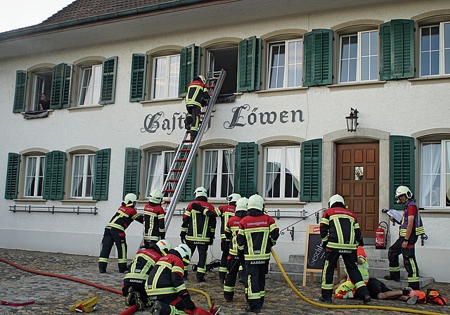 Die Feuerwehr Untersiggenthal demonstrierte ihre Bereitschaft im Ernstfall.Bild: PG