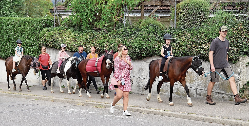 Das Ponyreiten begeisterte am Jubiläumsfest vor allem die Kinder.Bilder: Isabel Steiner Peterhans Das Ponyreiten begeisterte am Jubiläumsfest vor allem die Kinder.Bilder: Isabel Steiner Peterhans