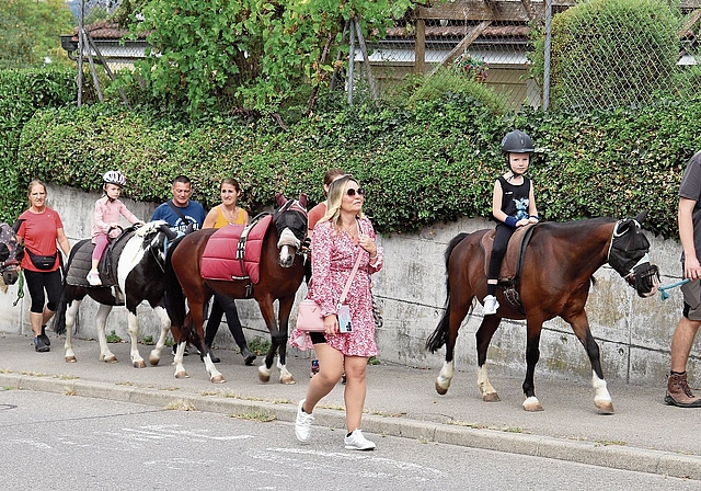 Das Ponyreiten begeisterte am Jubiläumsfest vor allem die Kinder.Bilder: Isabel Steiner Peterhans