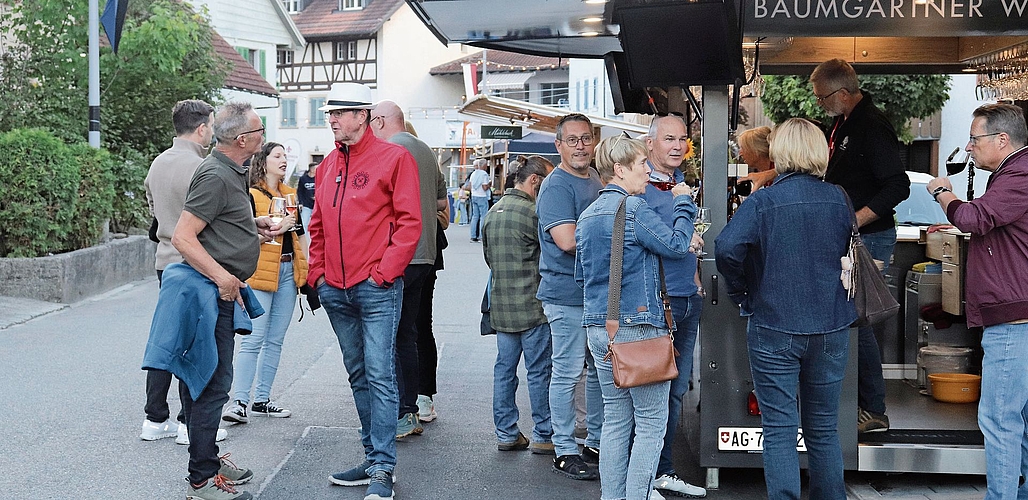 Der Wein aus der Region, ein gefragtes Gut. Bilder: isp