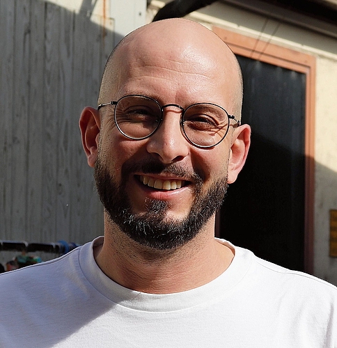 Nicolaj Scherrer, Wettingen: «Irgendwo habe ich Werbung für den Flohmarkt aufgeschnappt, ich bin zum ersten Mal hier. Die Stände sind sehr abwechslungsreich und bunt. Das mag ich, denn ich liebe das Stöbern. Derzeit suche ich Schallplatten, Uhren Nicolaj Scherrer, Wettingen: «Irgendwo habe ich Werbung für den Flohmarkt aufgeschnappt, ich bin zum ersten Mal hier. Die Stände sind sehr abwechslungsreich und bunt. Das mag ich, denn ich liebe das Stöbern. Derzeit suche ich Schallplatten, Uhren und Kleider, speziell Jacken. Früher verkehrte ich öfter hier auf dem Areal.»