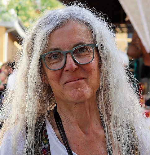 Silvia Tschudina, Baden: «Soeben habe ich einen wunderbaren Spaziergang entlang der Limmat hinter mir. Ich wohne im Hochhaus gleich gegenüber vom Kosmos Oederlin. Das «Verlüften» meiner Gedanken hat mir gutgetan. Ich mag das Ambiente hier. Alle Silvia Tschudina, Baden: «Soeben habe ich einen wunderbaren Spaziergang entlang der Limmat hinter mir. Ich wohne im Hochhaus gleich gegenüber vom Kosmos Oederlin. Das «Verlüften» meiner Gedanken hat mir gutgetan. Ich mag das Ambiente hier. Alle sind so tiefenentspannt, und ich habe sehr exklusive Sachen entdeckt.»