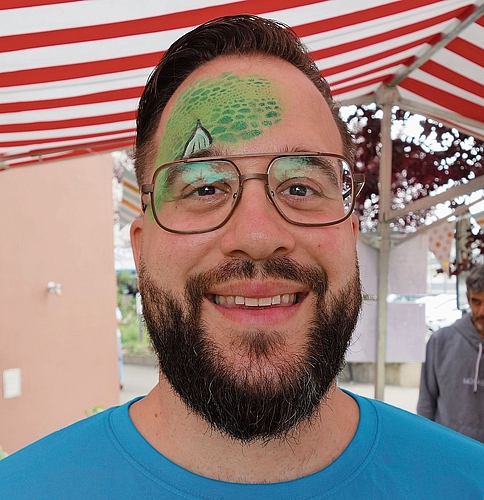 Adrian Barben, Turgi: «Meine Frau und ich wurden zum dritten Mal für das Kinderschminken angefragt. Wir machen das sehr gern. Ich bin zwar nur für die Klebetattoos zuständig, aber es freut mich, dass auch Erwachsene sich schminken lassen.» Adrian Barben, Turgi: «Meine Frau und ich wurden zum dritten Mal für das Kinderschminken angefragt. Wir machen das sehr gern. Ich bin zwar nur für die Klebetattoos zuständig, aber es freut mich, dass auch Erwachsene sich schminken lassen.»