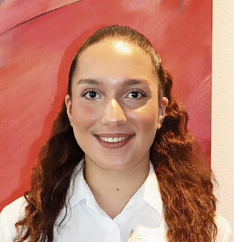 Elif Doldur, KV-Lernende im 3. Lehrjahr: «Heute bin ich im Empfangskomitee und begrüsse die Gäste. Ich übereiche den Festplan, bewerbe die Rundgänge und weise auf den Wettbewerb hin. Mich freut das Interesse der Gäste. Viele wollen auch ein Bei Elif Doldur, KV-Lernende im 3. Lehrjahr: «Heute bin ich im Empfangskomitee und begrüsse die Gäste. Ich übereiche den Festplan, bewerbe die Rundgänge und weise auf den Wettbewerb hin. Mich freut das Interesse der Gäste. Viele wollen auch ein Beispielzimmer anschauen.»