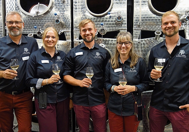 Die Familie Baumgartner freut sich über ihren Neubau: Vater Lukas, Tochter Danielle, Sohn Michel, Mutter Sandra und Sohn Noel im neuen Weinkeller (von links).Bilder: MG
