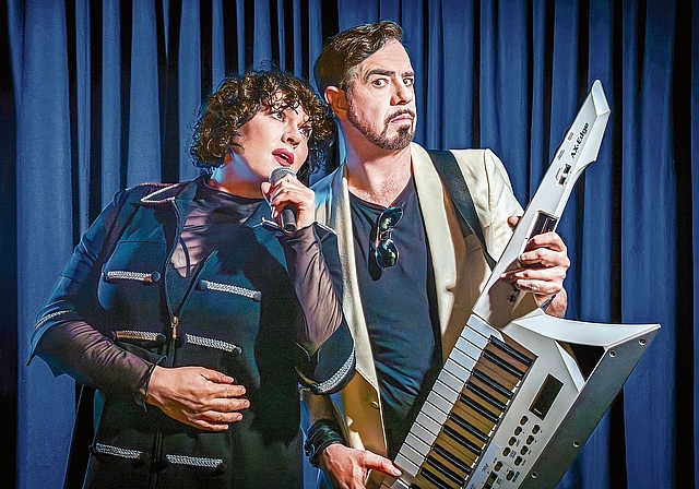 Patti Basler und Philippe Kuhn wehren sich in «Postmodern Talking» gegen dumme Ideen.Bild: Ellen Mathys