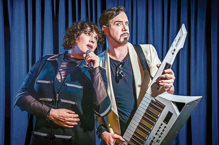 Patti Basler und Philippe Kuhn wehren sich in «Postmodern Talking» gegen dumme Ideen.Bild: Ellen Mathys