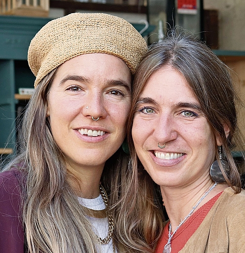 Ela und Simone Flury, Kollektiv Baustück, Rieden: «Wir waren schon immer Secondhand-Schatzjägerinnen. Irgendwann entstand die Idee, mehr als einen Flohmarkt zu machen. Einen Ort, an dem Secondhand, lokale Produkte und Menschen zusammenkommen. Wo s Ela und Simone Flury, Kollektiv Baustück, Rieden: «Wir waren schon immer Secondhand-Schatzjägerinnen. Irgendwann entstand die Idee, mehr als einen Flohmarkt zu machen. Einen Ort, an dem Secondhand, lokale Produkte und Menschen zusammenkommen. Wo sich Menschen begegnen und ein herzliches Miteinander gelebt wird.»