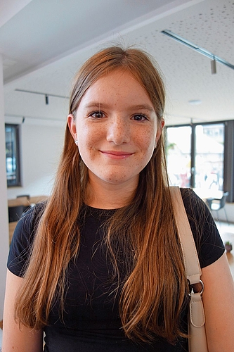 Romina, Bülach: «Ich bin mit meiner Familie fast jedes Jahr hier, da meine Eltern immer ihren Wein bei Baumgartners kaufen. Ich finde es amigs noch lustig, denn es läuft immer Musik, und heute hat es einen Schnellzeichner, das gefällt mir gut.» Romina, Bülach: «Ich bin mit meiner Familie fast jedes Jahr hier, da meine Eltern immer ihren Wein bei Baumgartners kaufen. Ich finde es amigs noch lustig, denn es läuft immer Musik, und heute hat es einen Schnellzeichner, das gefällt mir gut.»