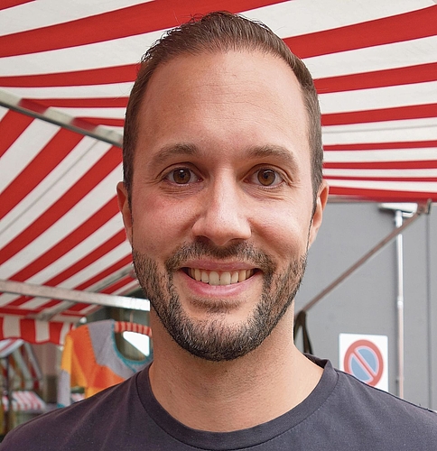 Yves Suter, Cham: «Ich besuche mit meiner Familie meine Oma beziehungsweise Uroma. Ich bin froh, dass sie hier ist, denn den Menschen wird viel geboten. Das Fest hält für Jung und Alt etwas bereit, sodass wir den ganzen Tag hier verbringen.» Yves Suter, Cham: «Ich besuche mit meiner Familie meine Oma beziehungsweise Uroma. Ich bin froh, dass sie hier ist, denn den Menschen wird viel geboten. Das Fest hält für Jung und Alt etwas bereit, sodass wir den ganzen Tag hier verbringen.»