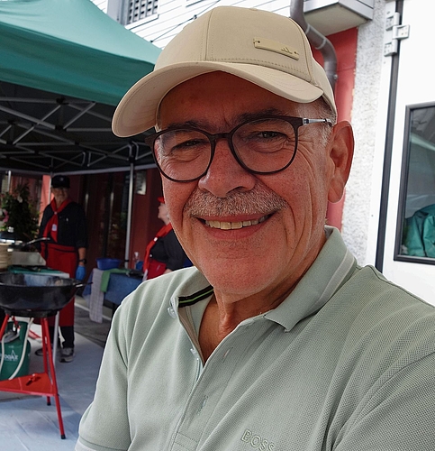 Rolf Keller, Endingen: «Ich habe vom Eröffnungsfest gelesen und wollte den Neubau unbedingt sehen, da ich e chli ein Weinfan bin. Es ist sehr schön geworden. Und die Infrastruktur des Festes ist perfekt. Degustiert habe ich, jetzt gibt es Kafi.» Rolf Keller, Endingen: «Ich habe vom Eröffnungsfest gelesen und wollte den Neubau unbedingt sehen, da ich e chli ein Weinfan bin. Es ist sehr schön geworden. Und die Infrastruktur des Festes ist perfekt. Degustiert habe ich, jetzt gibt es Kafi.»
