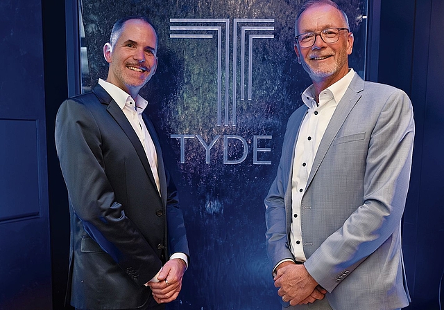 Patrick Pöttschacher und Franc Morshuis vor dem neuen Logo.Bild: zVg