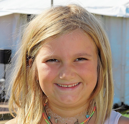 Robine, 8: «Heute bin ich mit meiner Familie und meinem Schullkollegen Julian hier. Soeben habe ich das erste Mal geschwungen. Es ist gar nicht so einfach. Gegen die Kleinen habe ich meistens gewonnen. Mein Vater hat auch geschwungen, aber im Fernse Robine, 8: «Heute bin ich mit meiner Familie und meinem Schullkollegen Julian hier. Soeben habe ich das erste Mal geschwungen. Es ist gar nicht so einfach. Gegen die Kleinen habe ich meistens gewonnen. Mein Vater hat auch geschwungen, aber im Fernsehen ist er nie gekommen.»