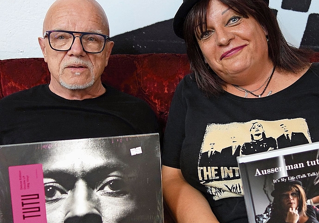 Rille-Inhaber Kurt Mathis, der auf Fotos aus Prinzip nie lächelt, und Autorin Bianca Ritter.Bild: MG