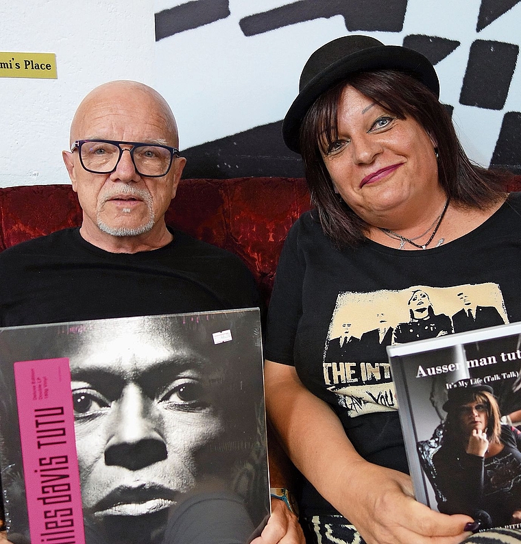 Rille-Inhaber Kurt Mathis, der auf Fotos aus Prinzip nie lächelt, und Autorin Bianca Ritter.Bild: MG