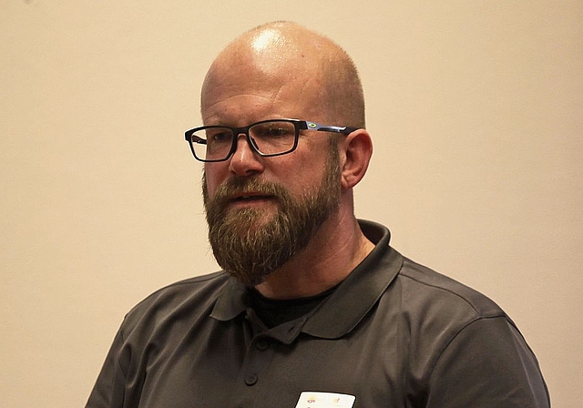 Patric Nussli, Leiter Prävention bei der Stadtpolizei Baden, zeigte den Anwesenden auf, was die Polizei bei Zwangsräumungen alles beachten muss.Bild: sim