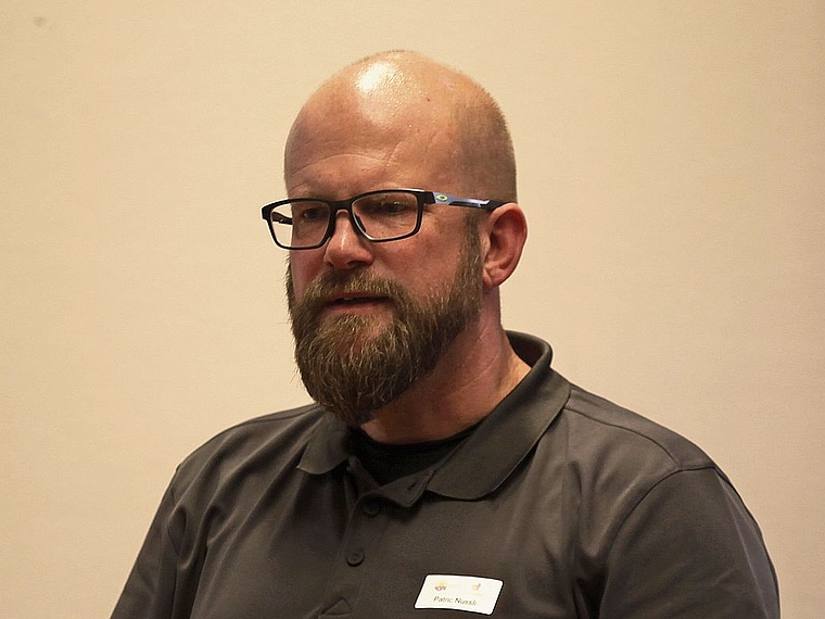 Patric Nussli, Leiter Prävention bei der Stadtpolizei Baden, zeigte den Anwesenden auf, was die Polizei bei Zwangsräumungen alles beachten muss.Bild: sim