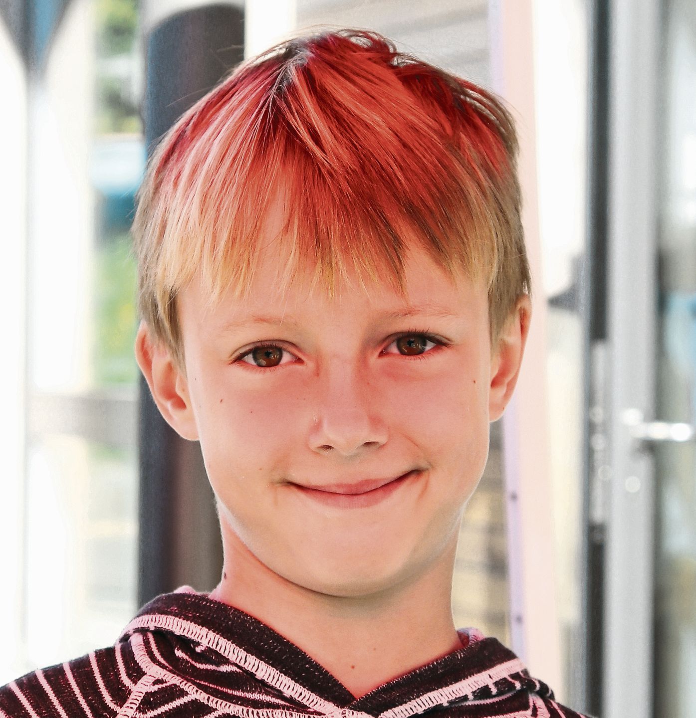 Philippe, 8: «Schlüsselanhänger will ich keinen basteln. Ich versuche, einen Loop (Armbändeli) zu machen. Aber ich habe die falschen Gümmeli genommen, leider. Jetzt muss ich nochmal neu anfangen. Hier ist es cool. Später esse ich noch einen Hotdog.»
