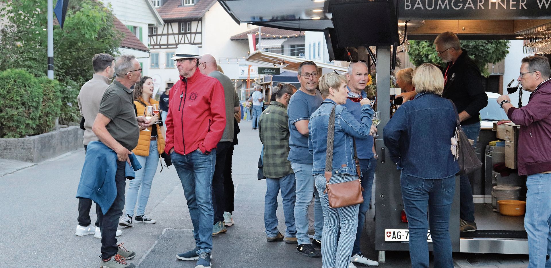 Der Wein aus der Region, ein gefragtes Gut. Bilder: isp