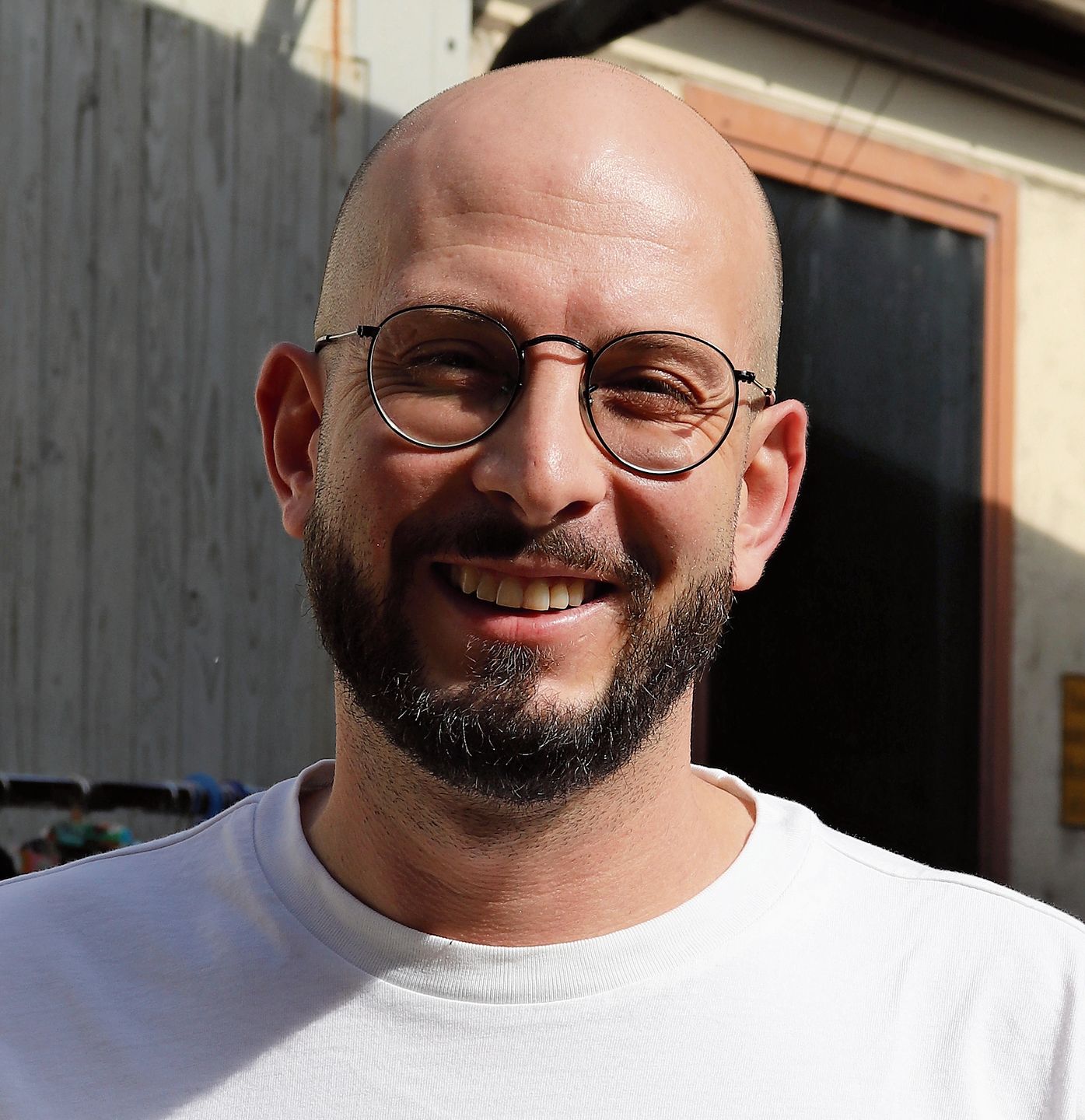 Nicolaj Scherrer, Wettingen: «Irgendwo habe ich Werbung für den Flohmarkt aufgeschnappt, ich bin zum ersten Mal hier. Die Stände sind sehr abwechslungsreich und bunt. Das mag ich, denn ich liebe das Stöbern. Derzeit suche ich Schallplatten, Uhren Nicolaj Scherrer, Wettingen: «Irgendwo habe ich Werbung für den Flohmarkt aufgeschnappt, ich bin zum ersten Mal hier. Die Stände sind sehr abwechslungsreich und bunt. Das mag ich, denn ich liebe das Stöbern. Derzeit suche ich Schallplatten, Uhren und Kleider, speziell Jacken. Früher verkehrte ich öfter hier auf dem Areal.»